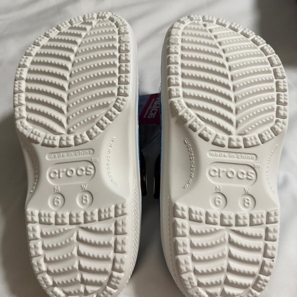 Crocs Disney Alice in Wonderland - Women’s 8 - Picture 3 of 4